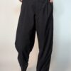 Navy tailor 04 Vintage donkerblauwe pantalon met hoge taille, subtiele plooien en taps toelopende pasvorm.