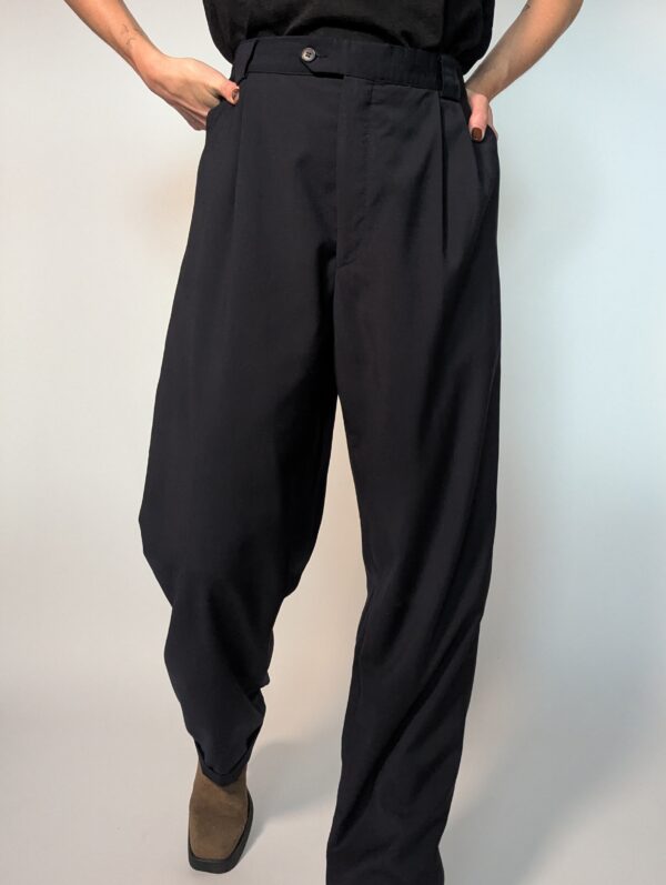 Navy tailor 04 Vintage donkerblauwe pantalon met hoge taille, subtiele plooien en taps toelopende pasvorm.