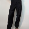 Navy tailor 05 Vintage donkerblauwe pantalon met hoge taille, subtiele plooien en taps toelopende pasvorm.