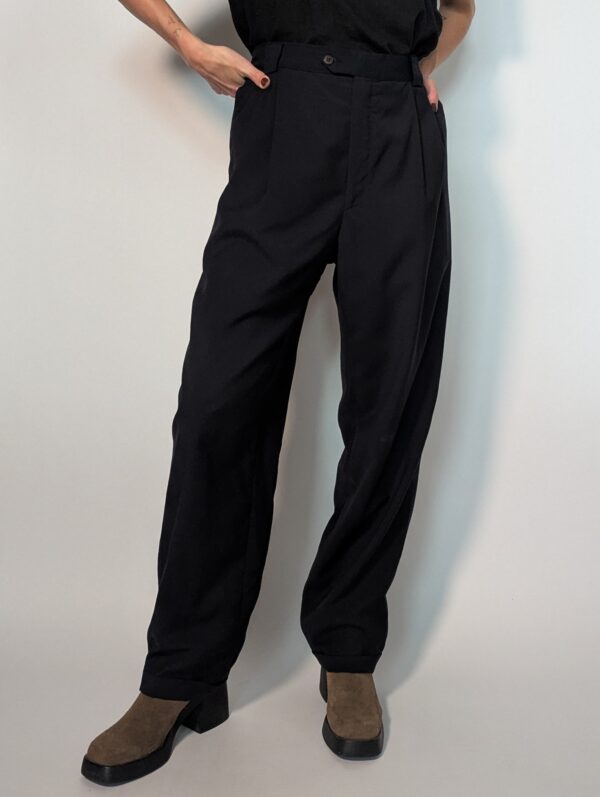 Navy tailor 05 Vintage donkerblauwe pantalon met hoge taille, subtiele plooien en taps toelopende pasvorm.