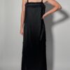 Vintage zwarte maxi jurk met smalle schouderbandjes, kanten details langs de hals en zoom en soepel vallende pasvorm.