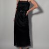 Vintage zwarte maxi jurk met smalle schouderbandjes, kanten details langs de hals en zoom en soepel vallende pasvorm.