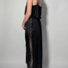 Vintage zwarte maxi jurk met smalle schouderbandjes, kanten details langs de hals en zoom en soepel vallende pasvorm.