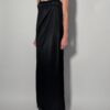 Vintage zwarte maxi jurk met smalle schouderbandjes, kanten details langs de hals en zoom en soepel vallende pasvorm.