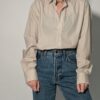 Oat line 01 Vintage blouse in zachte zandkleur met lange mouwen, klassieke kraag en rechte pasvorm.