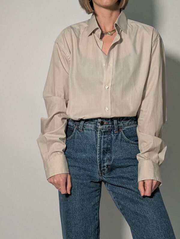 Oat line 01 Vintage blouse in zachte zandkleur met lange mouwen, klassieke kraag en rechte pasvorm.