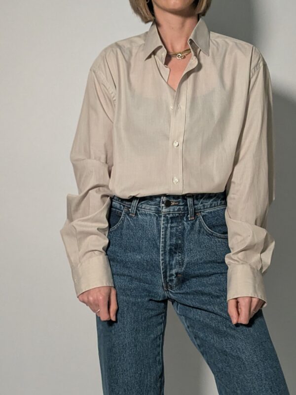 Oat line 01 Vintage blouse in zachte zandkleur met lange mouwen, klassieke kraag en rechte pasvorm.
