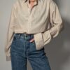 Oat line 02 Vintage blouse in zachte zandkleur met lange mouwen, klassieke kraag en rechte pasvorm.