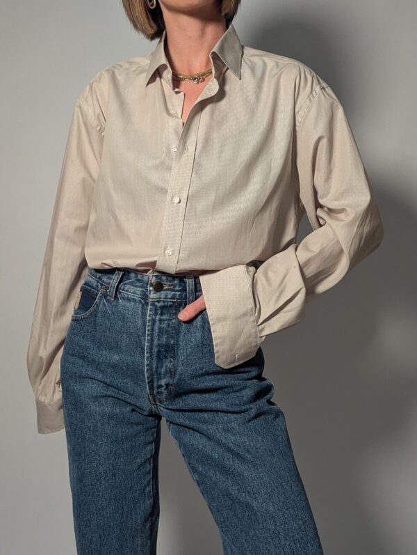 Oat line 02 Vintage blouse in zachte zandkleur met lange mouwen, klassieke kraag en rechte pasvorm.