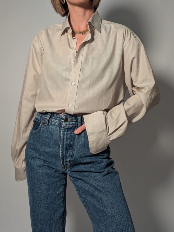Vintage blouse in zachte zandkleur met lange mouwen, klassieke kraag en rechte pasvorm.