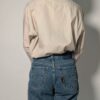 Oat line 03 Vintage blouse in zachte zandkleur met lange mouwen, klassieke kraag en rechte pasvorm.