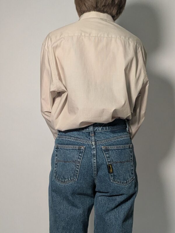 Oat line 03 Vintage blouse in zachte zandkleur met lange mouwen, klassieke kraag en rechte pasvorm.