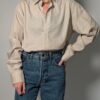 Oat line 04 Vintage blouse in zachte zandkleur met lange mouwen, klassieke kraag en rechte pasvorm.