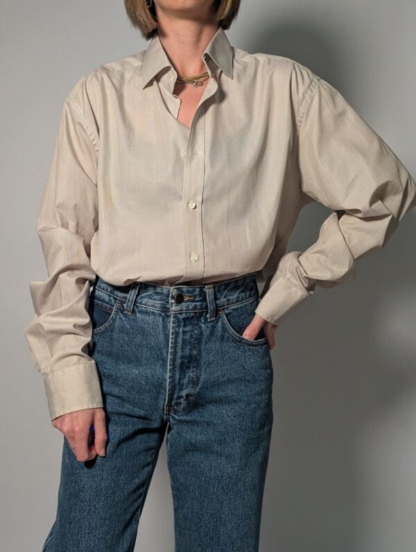 Oat line 04 Vintage blouse in zachte zandkleur met lange mouwen, klassieke kraag en rechte pasvorm.