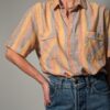 Vintage gestreepte blouse met korte mouwen in pastel tinten zoals perzik, geel en lichtblauw, met borstzakken.