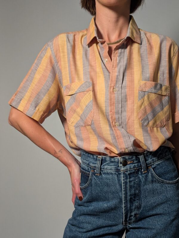 Vintage gestreepte blouse met korte mouwen in pastel tinten zoals perzik, geel en lichtblauw, met borstzakken.