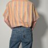 Vintage gestreepte blouse met korte mouwen in pastel tinten zoals perzik, geel en lichtblauw, met borstzakken.