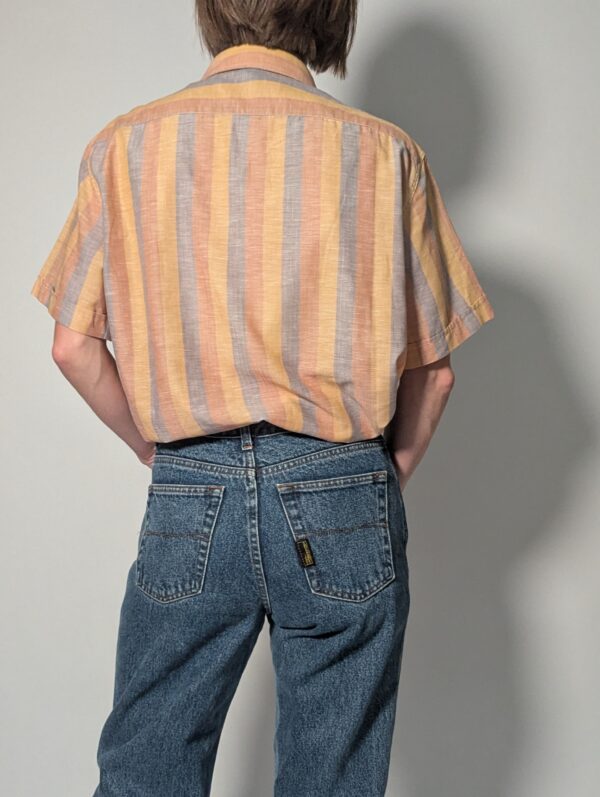 Vintage gestreepte blouse met korte mouwen in pastel tinten zoals perzik, geel en lichtblauw, met borstzakken.