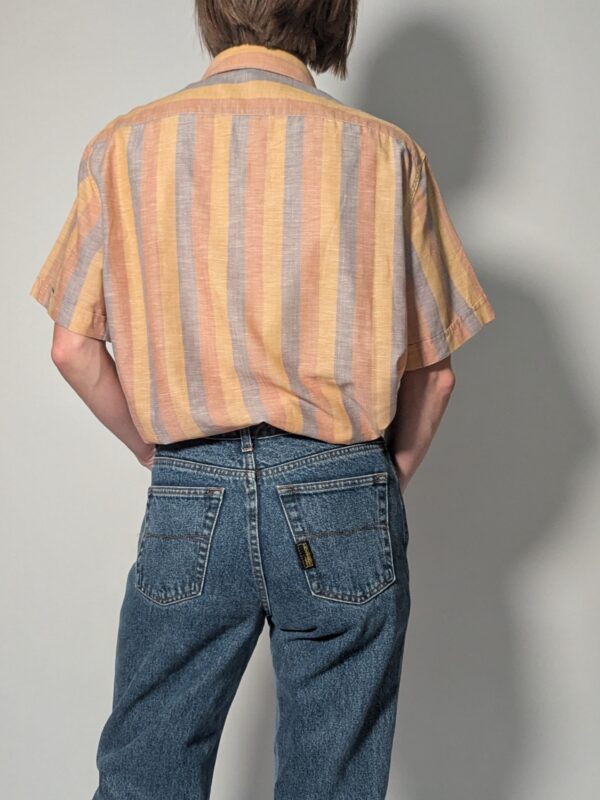 Vintage gestreepte blouse met korte mouwen in pastel tinten zoals perzik, geel en lichtblauw, met borstzakken.