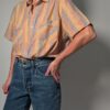 Vintage gestreepte blouse met korte mouwen in pastel tinten zoals perzik, geel en lichtblauw, met borstzakken.