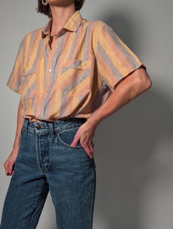 Vintage gestreepte blouse met korte mouwen in pastel tinten zoals perzik, geel en lichtblauw, met borstzakken.
