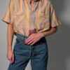 Vintage gestreepte blouse met korte mouwen in pastel tinten zoals perzik, geel en lichtblauw, met borstzakken.