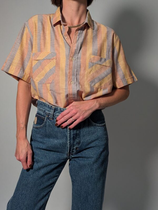 Vintage gestreepte blouse met korte mouwen in pastel tinten zoals perzik, geel en lichtblauw, met borstzakken.