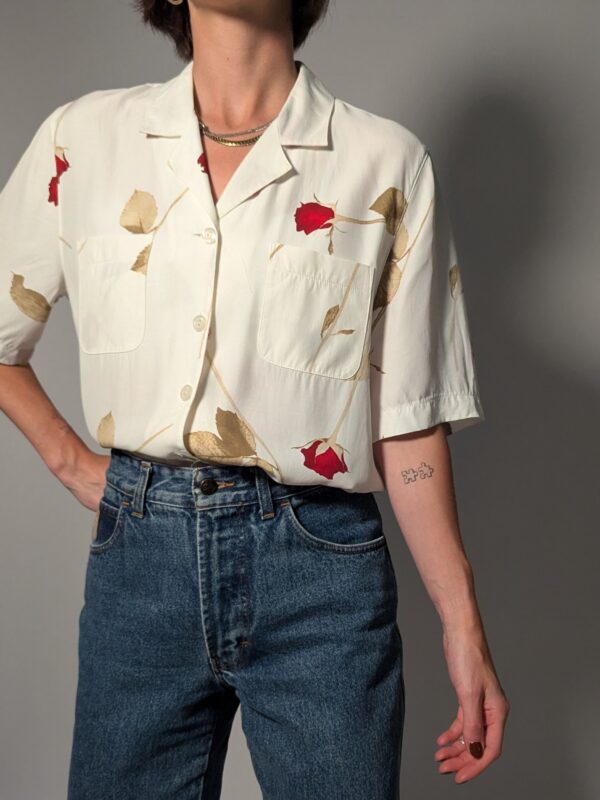Vintage off-white blouse met korte mouwen, rode rozenprint en opgestikte borstzakken.