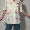 Vintage off-white blouse met korte mouwen, rode rozenprint en opgestikte borstzakken.