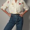 Vintage off-white blouse met korte mouwen, rode rozenprint en opgestikte borstzakken.