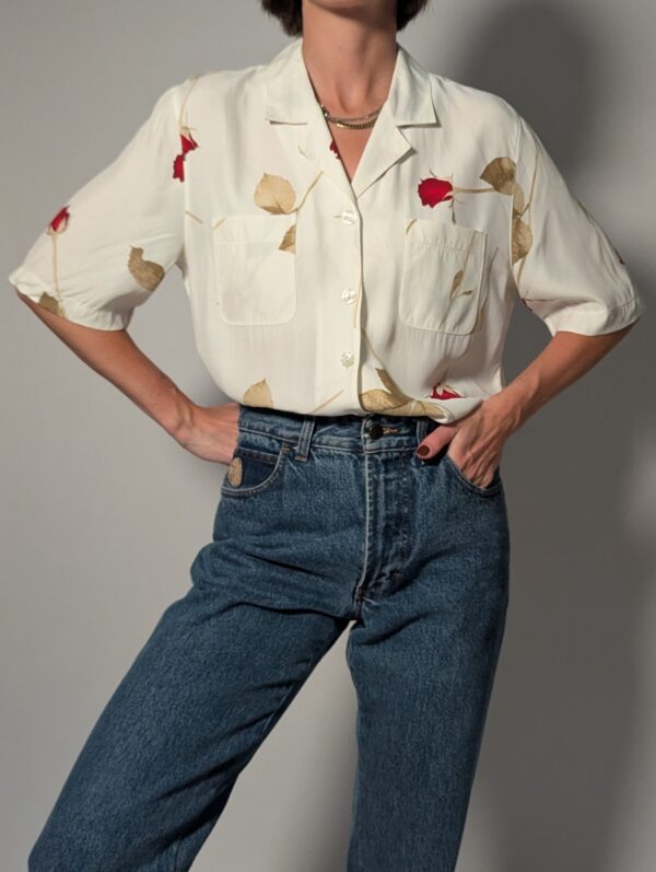 Vintage off-white blouse met korte mouwen, rode rozenprint en opgestikte borstzakken.