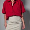 Scarlet check 01 Vintage rode Jack Wolfskin blouse met korte mouwen, subtiele ruitstructuur en relaxte pasvorm.