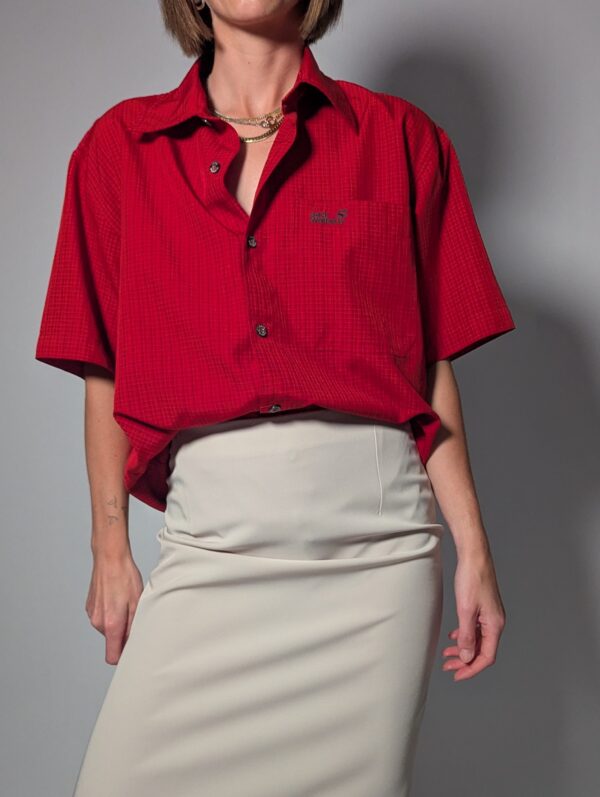 Scarlet check 01 Vintage rode Jack Wolfskin blouse met korte mouwen, subtiele ruitstructuur en relaxte pasvorm.