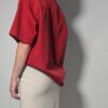Scarlet check 02 Vintage rode Jack Wolfskin blouse met korte mouwen, subtiele ruitstructuur en relaxte pasvorm.