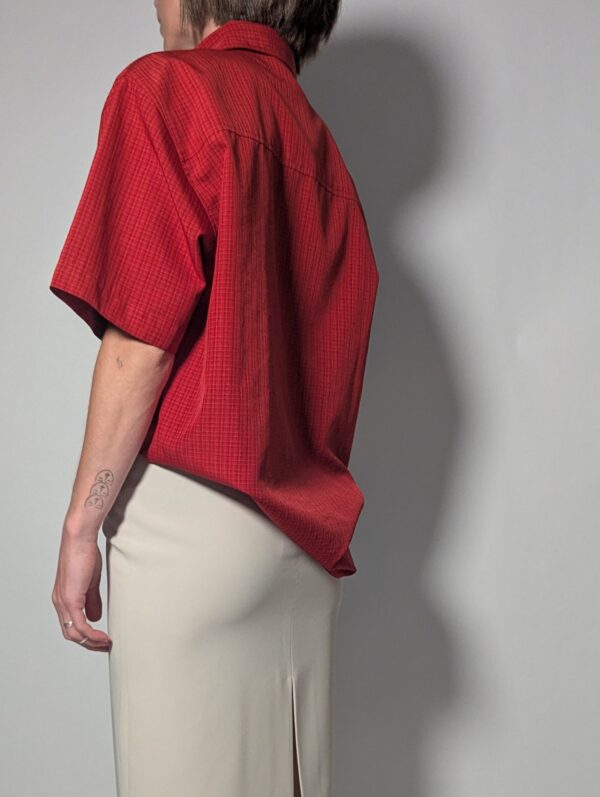 Scarlet check 02 Vintage rode Jack Wolfskin blouse met korte mouwen, subtiele ruitstructuur en relaxte pasvorm.