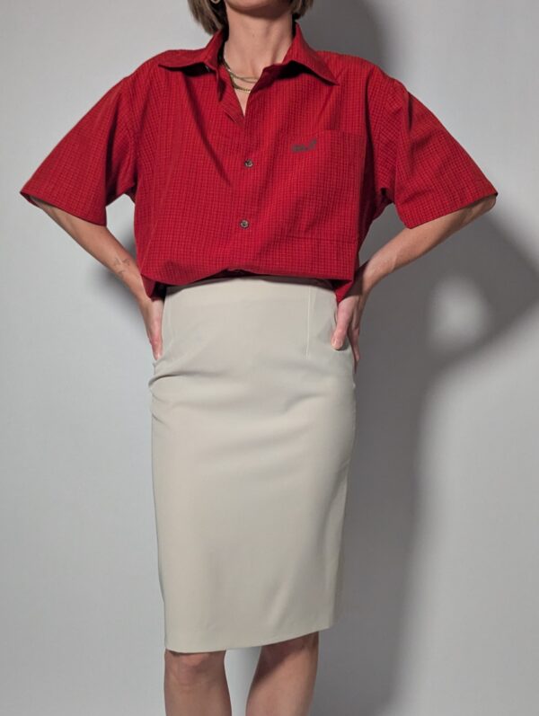 Scarlet check 03 Vintage rode Jack Wolfskin blouse met korte mouwen, subtiele ruitstructuur en relaxte pasvorm.