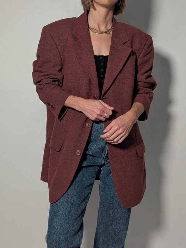 Vintage blazer in warme sienna tint met klassieke revers en rechte licht oversized pasvorm.