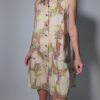 Soft floral 01 Vintage mouwloze jurk in beige- en zandtinten met bloemenprint, doorknoopsluiting en rechte pasvorm.
