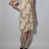 Soft floral 02 Vintage mouwloze jurk in beige- en zandtinten met bloemenprint, doorknoopsluiting en rechte pasvorm.