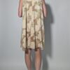 Soft floral 03 Vintage mouwloze jurk in beige- en zandtinten met bloemenprint, doorknoopsluiting en rechte pasvorm.