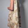 Soft floral 04 Vintage mouwloze jurk in beige- en zandtinten met bloemenprint, doorknoopsluiting en rechte pasvorm.
