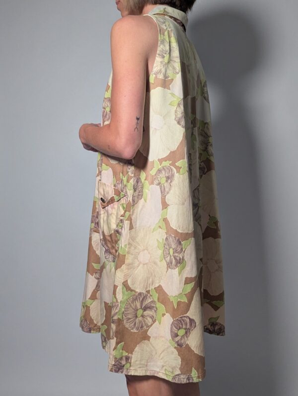 Soft floral 04 Vintage mouwloze jurk in beige- en zandtinten met bloemenprint, doorknoopsluiting en rechte pasvorm.