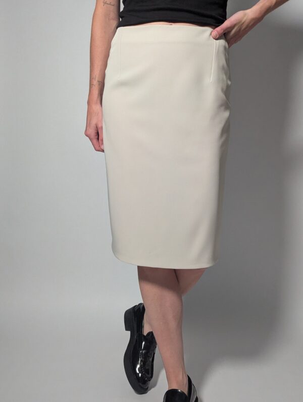 Soft skirt 02 Vintage kokerrok in zachte zandkleur met hoge taille en aansluitende midi lengte.