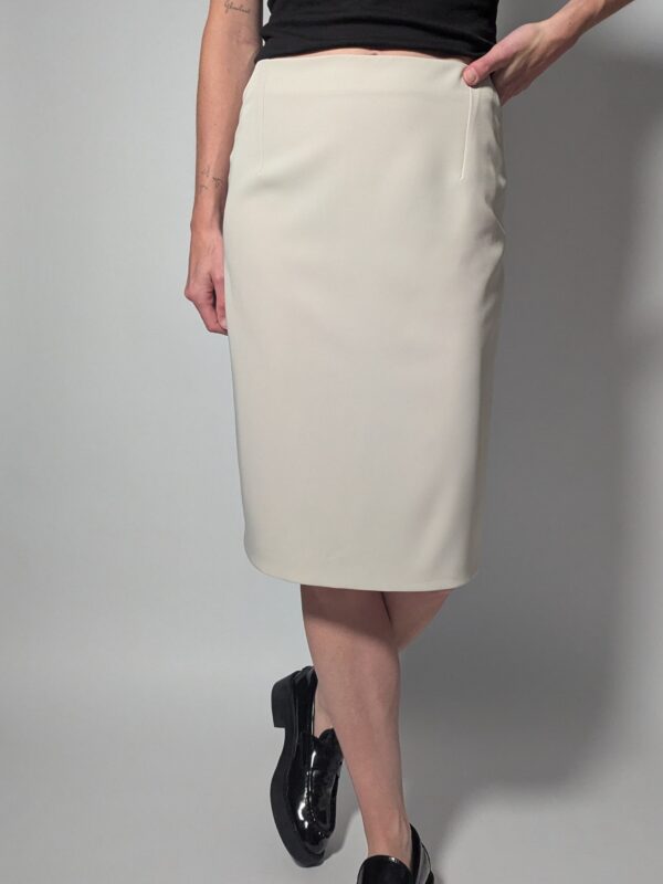 Vintage kokerrok in zachte zandkleur met hoge taille en aansluitende midi lengte.