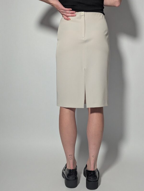 Soft skirt 03 Vintage kokerrok in zachte zandkleur met hoge taille en aansluitende midi lengte.