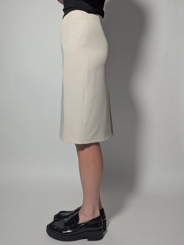 Soft skirt 04 Vintage kokerrok in zachte zandkleur met hoge taille en aansluitende midi lengte.