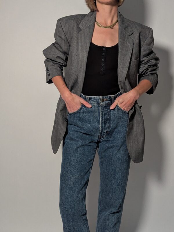Vintage grijze blazer met fijne krijtstreep, klassieke revers en rechte licht oversized pasvorm.