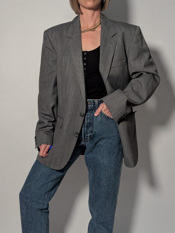 Steel line 02 Vintage grijze blazer met fijne krijtstreep, klassieke revers en rechte licht oversized pasvorm.