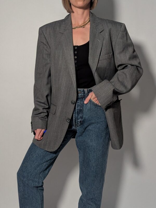 Vintage grijze blazer met fijne krijtstreep, klassieke revers en rechte licht oversized pasvorm.