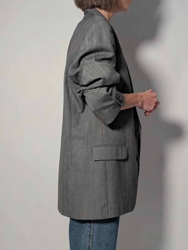 Steel line 03 Vintage grijze blazer met fijne krijtstreep, klassieke revers en rechte licht oversized pasvorm.